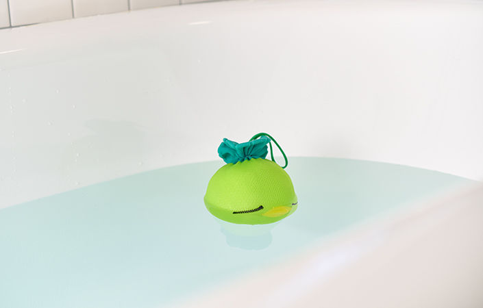 湯船に浮かぶアカパックン