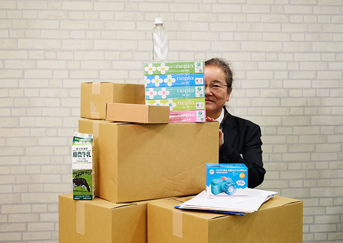 荷物に隠れる大瀬バイヤー