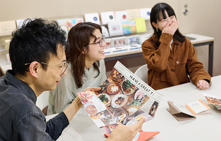 見応えのあるカフェをイメージしたペーパー入り。