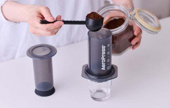 チャンパー（本体）の底にコーヒー豆を入れます。