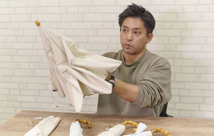 骨の折れ目は1ヶ所で、そこをポキポキとたたみます