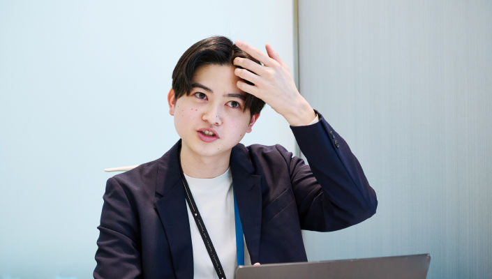 男性の髪は