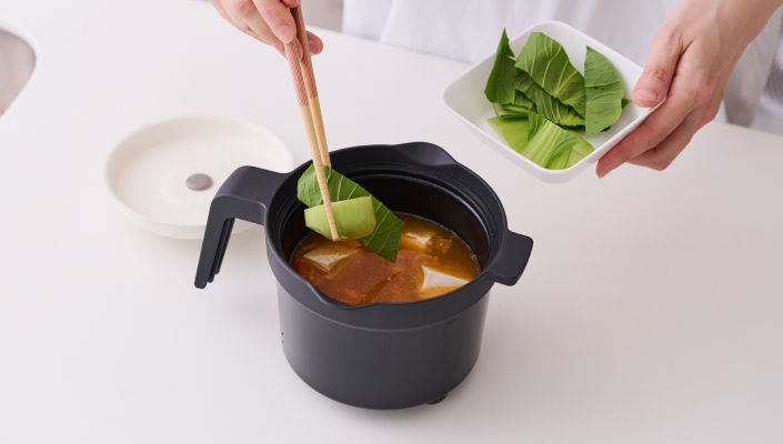 食材を入れ600Wで５分加熱します