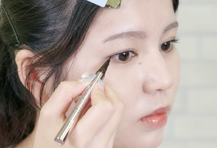 アイラインを引く