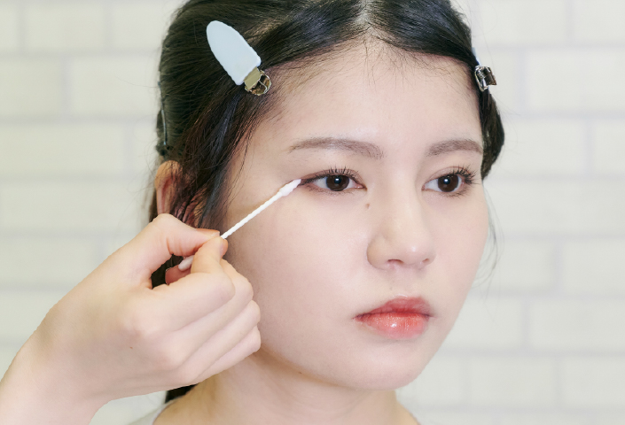 綿棒でやさしく拭う