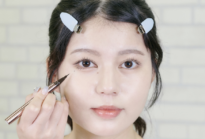 リキッドアイライナーでホクロを描く