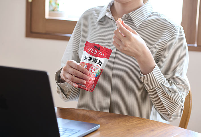 仕事の休憩中にパクっと。グミのサプリで食物繊維を摂取