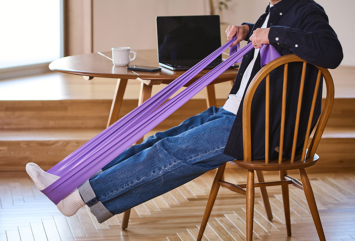 仕事中でもリフレッシュ。椅子に座ったままでストレッチ