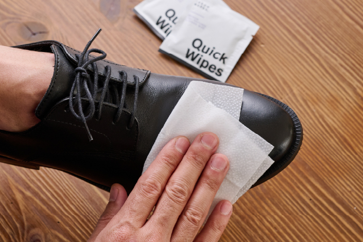 手軽に効果的にクリーニングできる、靴の汚れ落としシート