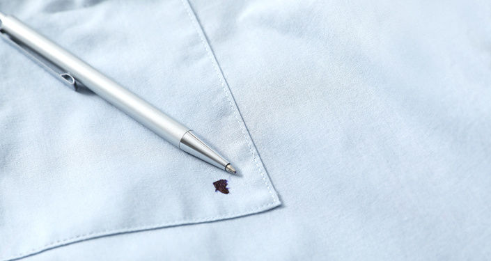 【種類別】服についたボールペンのインクの染み抜き方法！