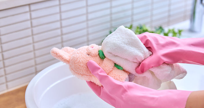 ぬいぐるみを拭き掃除する