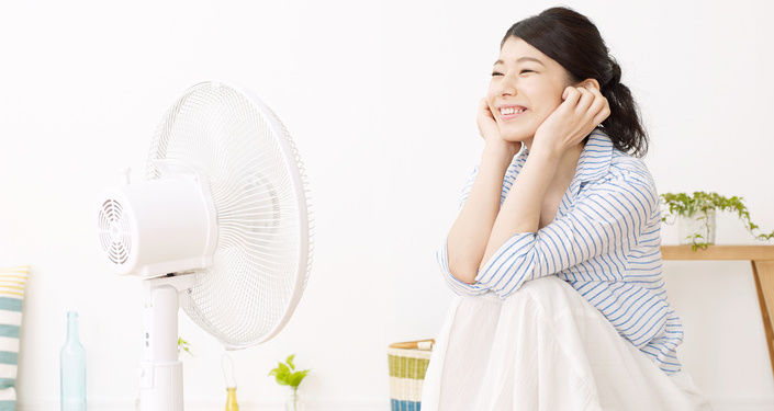 扇風機で涼んでいる様子