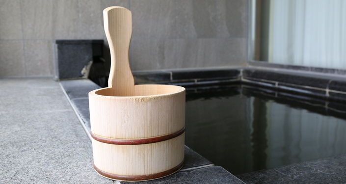 湯船に入る前にかけ湯をする