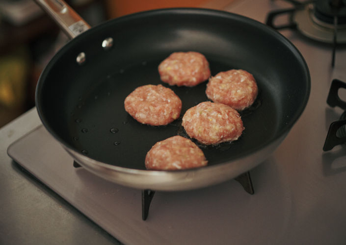蒸し焼きにする。