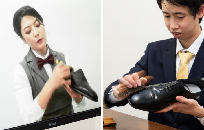 革靴をブラッシングする