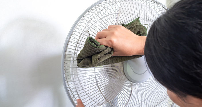 扇風機本体の汚れを拭き取る