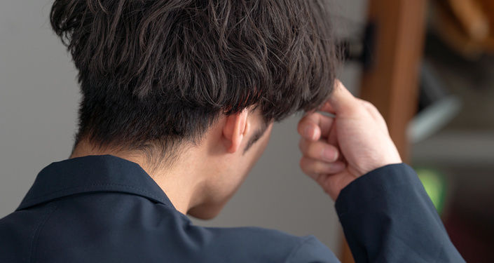 ②髪の長さに合わせた量のヘアオイルを出す