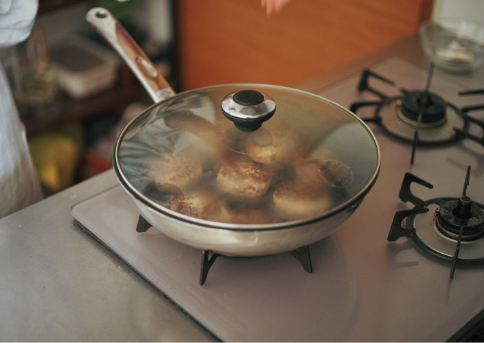 蒸し焼きにする