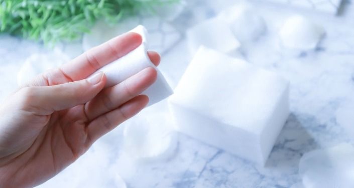 コットンに浸透させたクレンジングを持参する