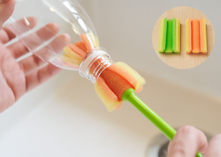 水筒ボトル用スポンジを使っている様子