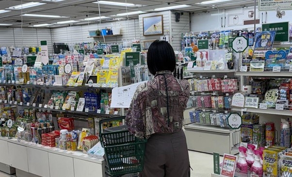 店内をリサーチする塩谷さん