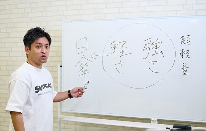軽い・強いに日傘要素がプラスを力説する佐藤バイヤー