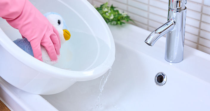 ぬいぐるみを洗って湯を捨てる