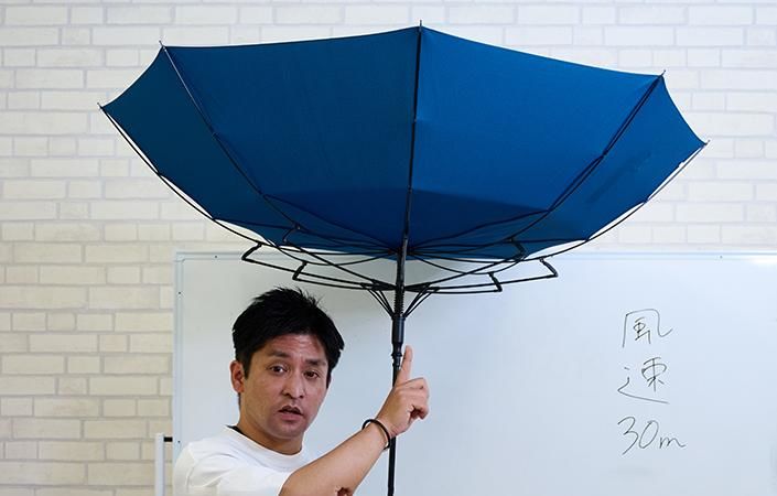 可変式の耐風骨を見せる佐藤バイヤー