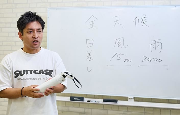 全天候傘を紹介する佐藤バイヤー