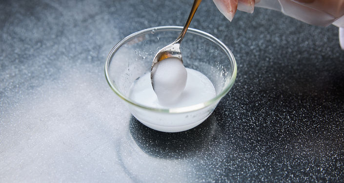 水と重曹を混ぜている様子