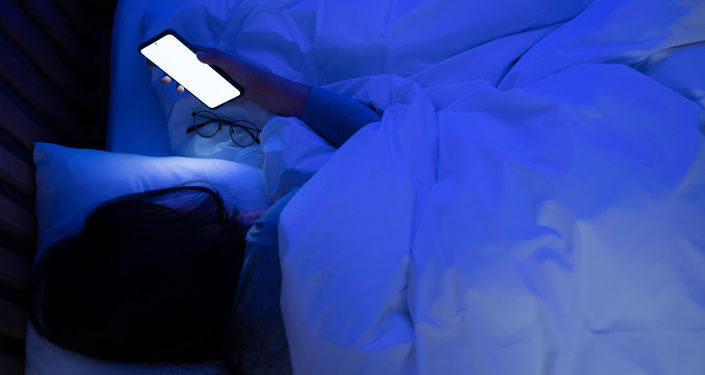 目への負担が気になるなら「ブルーライトカット」
