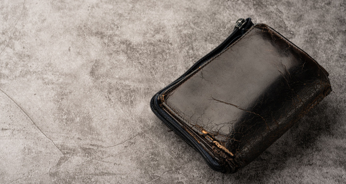 財布の表面にひび割れが出ている