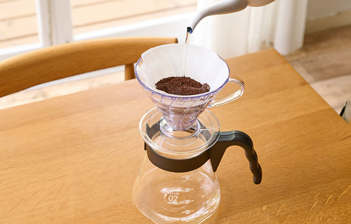 全体に行きわたる程度の水（またはお湯）を注ぎます。
