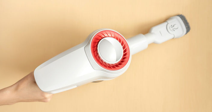 掃除機で表面のホコリを吸い取る