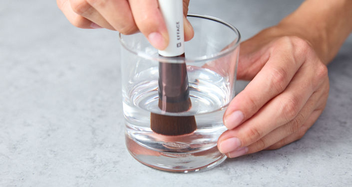 2．メイクブラシを水で濡らす