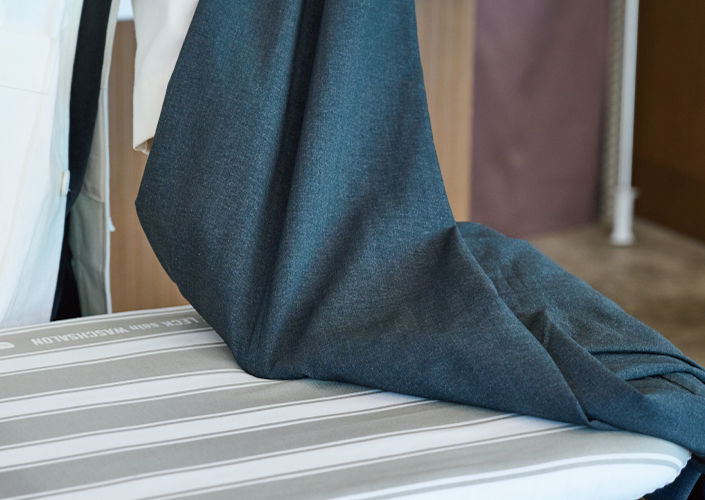 裾の裏表もズレがないようきちんと揃える。