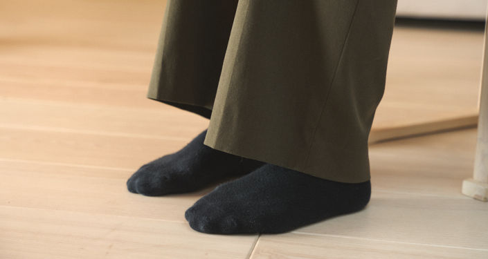 ④足の裏全体が床につくようにする