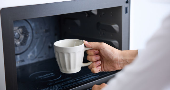重曹水が入った容器をラップをせずに電子レンジに入れる