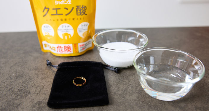 クエン酸と水、水気を拭き取るやわらかい布を準備