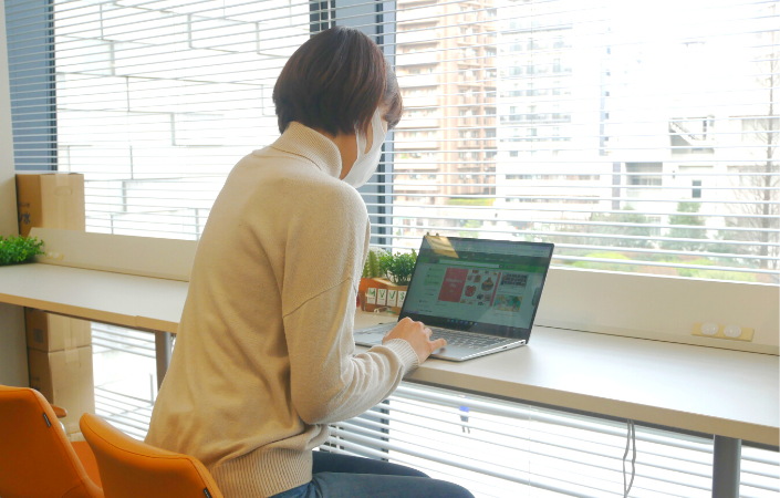 カタログギフトをプレゼントするハンズスタッフ