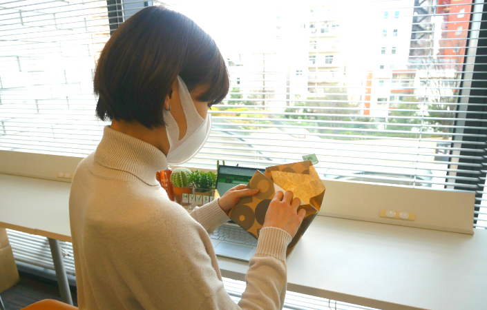 贈られたプレゼントを開封する