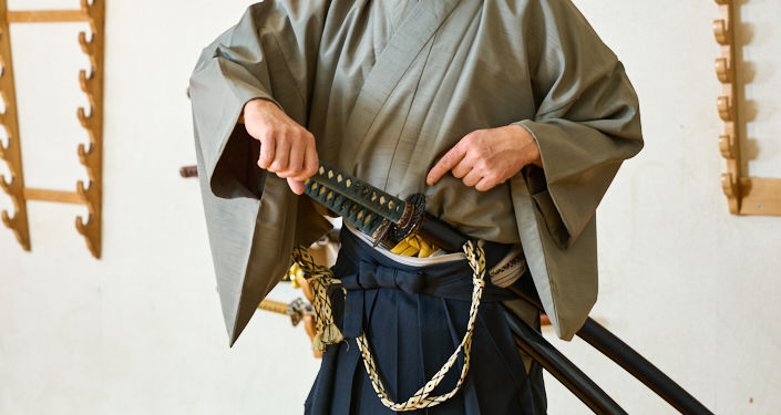 この挿し方は抜く時に刀がぶつかるので本当はNG