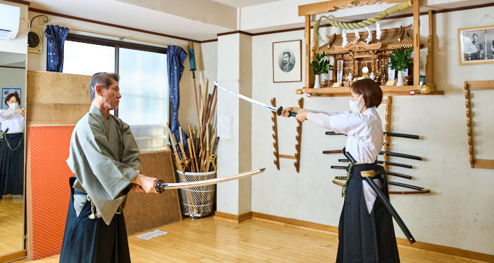正しいフォームを確認しながら練習を重ねる。