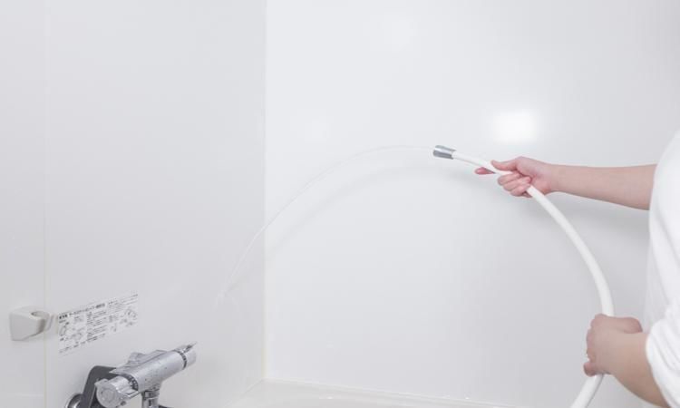 お風呂全体にシャワーの水をかける