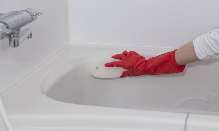 浴槽内に洗剤をかけ、こすって放置する