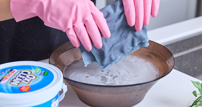 ①溶液を作り、布を漬ける